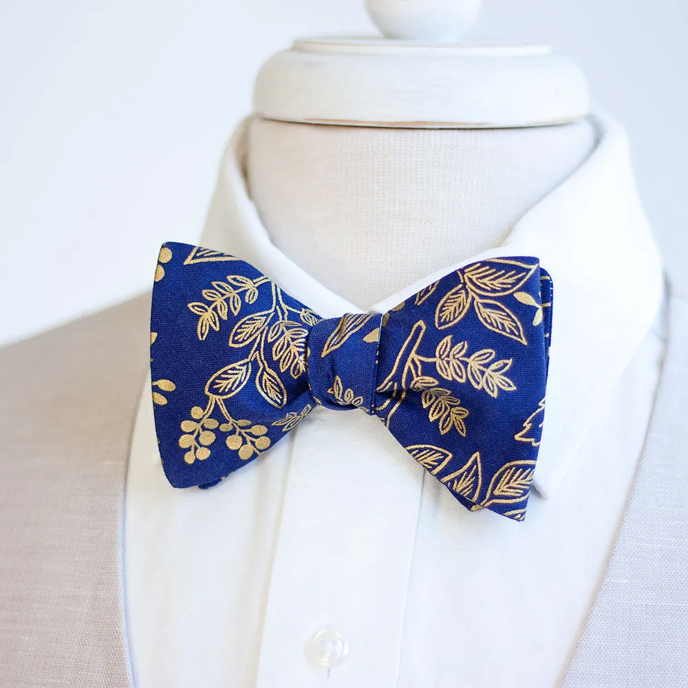 Men's Freestyle Self-Tie Bow Tie / Queen Anne In Navy And Metallic Gold